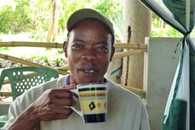 Mwalimu schmeckt der Kaffee