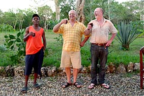 Mwalimu, Günther und Bill beim Sundowner