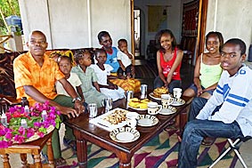 Mwalimu mit Familie, Sheila, Sophie und Alan